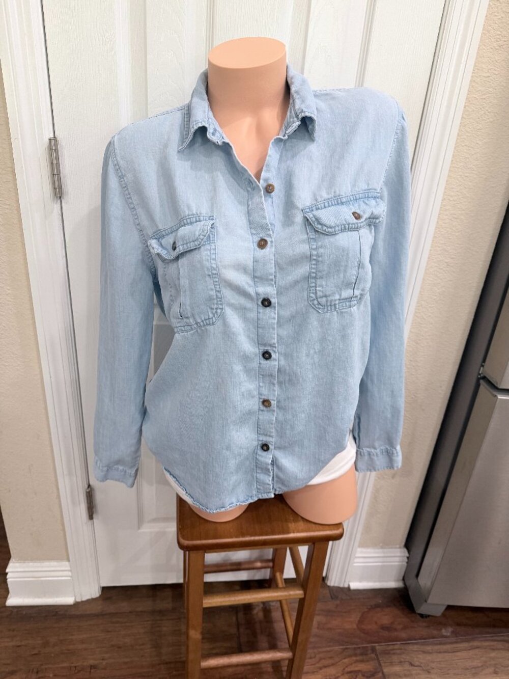 Forever 21 100% Lyocell Blue Chambray Shirt Medium Soft Button Front Coastal